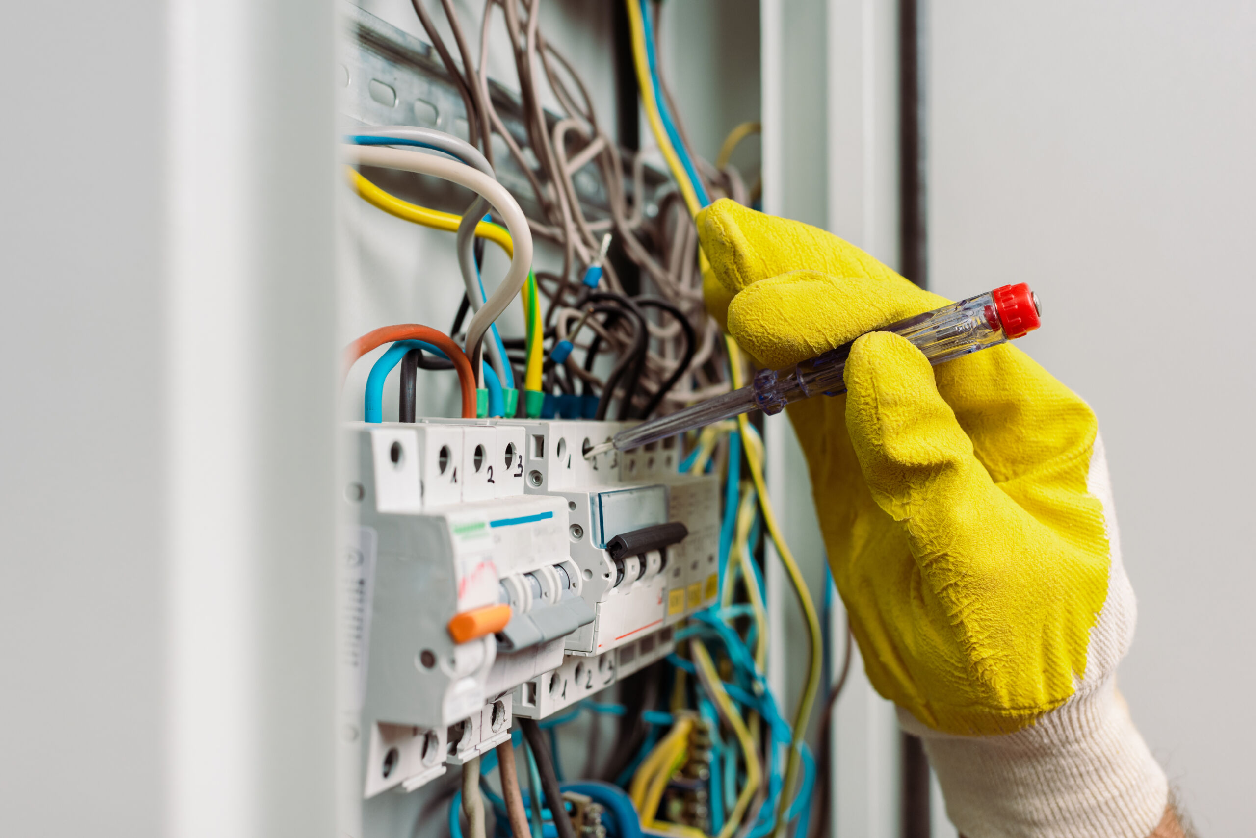 Elektricien installeert stopcontacten